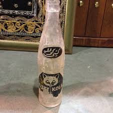 صورة لزجاجة الكيتي كولا من خمسينات القرن الماضي التي سرعان ما حلت الببسي والكوكا محلها Bottles Decoration Soda Bottles Cola