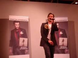 Jag vill kasta loss och lära mig slåss raka av mitt hår och bäras ut på bår ta tjuren vid hornen och hålla dom hårt lita på sanningen och kväva all gråt. Artists Martin Stenmarck Sjumilakliv Lyrics