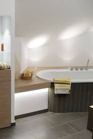 Badewanne und wc gehören zu der ersten kategorie und können idealerweise unter bild 8:.skali hat hier eine weiße wunderschöne eckbadewanne mit integrierter duschecke entwickelt, was so manchen badezimmerliebhaber für helle wände erstaunen lässt. Einfassung Badewanne Badezimmer Dachgeschoss Badezimmer Dachschrage Bad Mit Dachschrage