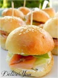 Idee Mini Burgers Saumon Fume Fromage Ail Fines Herbes Concombre Delice Yeux L Univers Gourmand De Marine Mini Burgers Food Hamburger Bun