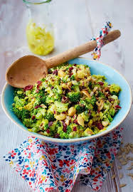 Brokkoli Cranberry Salat Mit Currydressing Rezept Lecker Brokkolisalat Rezepte Brokkoli Salate Leckere Salate