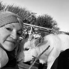 Can chickens live with goats?