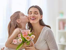 O dia das mães é um momento muito especial em que os filhos tem como principal objetivo homenagear e agradecer as mães por sua existência. Dia Das Maes Frases Fora Do Cliche Para Escrever Nos Cartoes