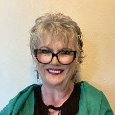 Linda Summers's Instagram, Twitter & Facebook