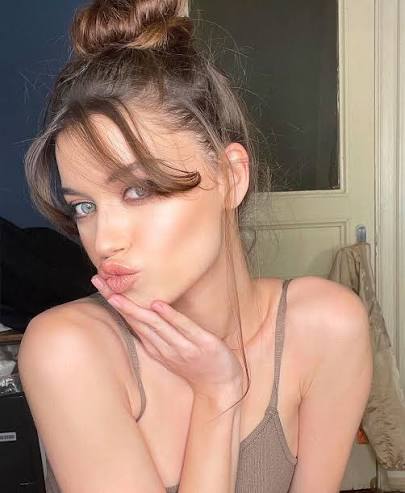 AfraSaraçoğlu'nun geçmişten günümüze Instagram hesabında paylaştığı saç  stillerine göz atıyoruz! Sevilen oyuncu, setlerde sık sık farklı saç  modellerini deniyor. Ancak günlük hayatında saçlarını doğal halinde  kullandığında, kakül kestirdiğinde veya ...