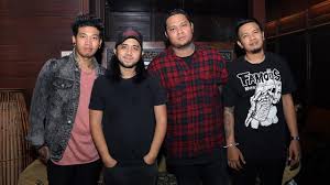 C g am f g f g am kau membunuhku dengan kepedihan ini f g am kau hempaskanku ke dalam retaknya hati f g em am hingga air mata tak mampu tuk melukiskan perih f g yang kau ukir dalam. Lirik Lagu Duka Last Child Ragam Bola Com