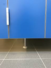 Detail Niuu F Trennwandfuss Aluminium Eloxiert Zuruckgesetzt Kein Trennwandfuss In Der Vorderfront Veranstaltungsraum Wc Trennwande Mobile Trennwande