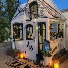 2 Idees De Bricolages Facile A Faire Avec Des Enfants In 2020 Playhouse Decor Halloween Deco Halloween House
