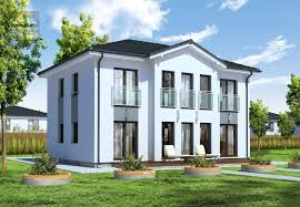 Es gibt optisch kaum unterschiede zum herkömmlichen massivbau, sie sind schnell aufgebaut und können individuell gestaltet werden. Bungalow Holzhauser Fertighauser Mehrgenerationenhaus Holzhaus Fertighaus Zweigeschossige Hauser Danwood Haus Haus Bauen Haus