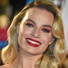 Via telegraph.co.uk and margot robbie. Margot Robbie Wears Red Glitter Makeup To Mary Queen Of Scots Premiere Allure