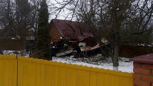 Между тем, в сеть выложили видео с моментом этой катастрофы. Legkomotornyj Samolyot Upal Na Dachu V Podmoskove Rt Na Russkom