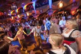 Dabei sollten einige details beachtet werden, die die party rundum komfortabel für alle anwesenden gestaltet. Das Wiesnzelt Am Stiglmaierplatz Die Party Zum Oktoberfest In Munchen Oktoberfest