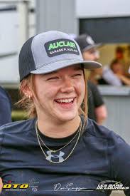 Ne manquez pas Cette Semaine aux Courses présenté par Lussier Chevrolet  Buick GMC et Ultrafab ce soir dès 19h30 alors que nous vous présenterons  des entrevues réalisées avec la pilote Aryane Imbeault,