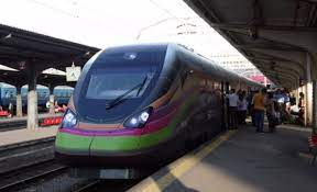 Avantajele calatoriei cu trenul ir 1684, ruta tren constanta bucuresti nord iti poate salva mult din timpul tau liber, astfel pe durata parcurgerii celor 225 de kilometri care este de aproximativ 01:59 h, te poti relaxa, citi o carte, accesa internetul prin reteaua wifi disponibila acum in vagoanele de tren, in. Trenul Care Parcurge Ruta BucureÈ™ti ConstanÈ›a In Doar DouÄƒ Ore È™i CostÄƒ 40 De Lei Capital