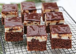 500 gr branza de vaci 2 oua 1/2 lingurita de bicarbonat de sodiu cu putina zeama de lamaie 3 linguri de zahar vanilie smantana dulce puti. Crema De Branza Pentru Prajituri Lidl Desert De Casa Maria Popa