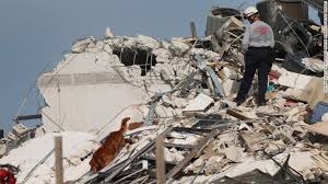 En los servicios de comunicación de emergencia, los bomberos de miami beach indicaron que trabajaban en el colapso del edificio con múltiples el derrumbe, cuyas causas se investigan, se produjo en la parte que da a la famosa playa de miami beach. Ls422o2p5c5wtm