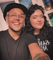 No hay nada que me llene más el pecho que verte ser vos, Mimu. Tan clara,  tan firme en tus ideas, tan sensible, tan tuya. No andás buscando agradar,  andás buscando ser