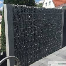 Gabionen Sichtschutz Enge Maschen Mit Dunkelgrauen Granit Palisaden Gabionen Gabionen Sichtschutz Granit Palisaden
