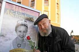 Aschenbrödel verrichtet auf dem gutshof mägdedienste und kann ihr los nur durch hund kasperl, pferd nikolaus und das gesinde ertragen. Rolf Hoppe Ist Tot Aschenbrodel Ohne Konig
