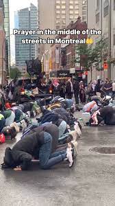 Montréal : des musulmans ont prié en pleine rue, aux chants de « Allah  Akbar » Qu'est-ce que vous pensez de ça? | Québec FIER | Facebook