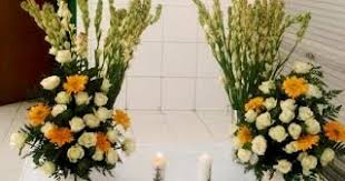 Merangkai bunga altar yang cantik. Bunga Untuk Meja Altar Toko Bunga Florist Jakarta Toko Bunga Online Florist Di Jakarta Toko Bunga 24 Jam