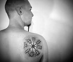 75 Tatuagens Da Bussola Viking Vegvisir E Os Seus Significados O lendário rei viking ragnar lothbrok interpretado por travis fimmel na série vikings #vikings #headtattoo #nordic #nórdico. 75 tatuagens da bussola viking vegvisir