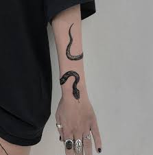 25 Amazing Small Snake Tattoo Ideas Designs Tattoos Hand Tattoos Mini Tattoos