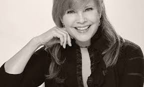 Lorianne Crook's Instagram, Twitter & Facebook