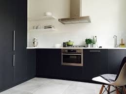ikea keuken aangekleed door frontz houten fronten corian blad en alleen grepen op kasten met inbouw apparatuur ikea keuken keuken keuken idee