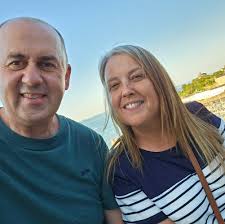 Hi I am wanting to stay in a lodge In Tenby during June/july. There is 3 of  us, close to the beautiful beaches of poss. Can anyone please recommend ?