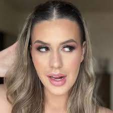 Sabrina Engel's Instagram, Twitter & Facebook