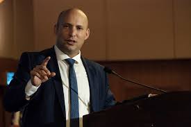 אלא להאיר את דמותו של שר החינוך, ולעזור לכם להכיר את אופיו. Bennett Ready To Give Hamas A Chance But Prepares For Painful Spring