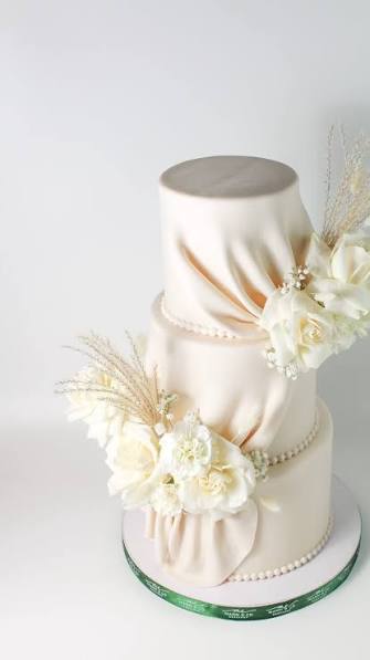 A few things I wish more couples knew before ordering their wedding cake  🤍, One of the biggest surprises for people is that your wedding cake  doesn’t always need to feed every single guest. If you’re ...