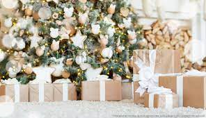 Ouvrez les portes du plus beau magasin du web ! 5 Astuces Pour Cacher Le Pied D Un Sapin Artificiel Blog Noel Chic Conseils Deco Sapin De Noel