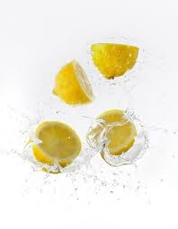 Conservation Citron Voici Comment Conserver Des Citrons Frais Longtemps Elle A Table Citron Decorations Alimentaires A Table