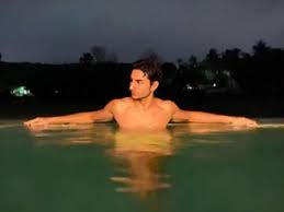 Actress sara ali khan and her brother ibrahim ali khan share a great bond. Ibrahim Hot Photo Saif Ali Khan S Son Ibrahim Ali Khan Raises The Temperature With Shirtless Photo In The Pool Fan Writes Whattaa Hottie