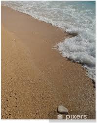 Hier ist der kies schon fast sandig und bietet einen schönen einstieg ins meer. Poster Wellen Am Schonen Strand Mit Sand Und Felsen In Sibenik Kroatien Pixers Wir Leben Um Zu Verandern