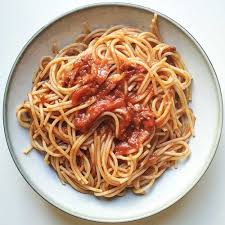 Italian Spaghetti With Simple Tomato Bacon Sauce