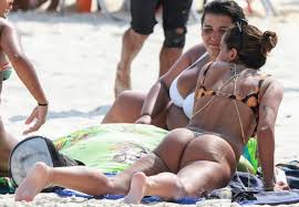 Paparazzo flagra gostosas do bbb nas praias. Em Fotos Sem Edicao Anitta E Flagrada Na Praia Com Bumbum Empinado De Fio Dental