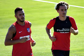 Unlike a lot of modern buzz cuts, that are mixed with fades on the back & sides, antoine griezmann appears to. Antoine Griezmann Shows Off New Hairstyle And Social Media Goes Into Meltdown Over Atletico Madrid Star