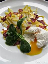Wildes Poulet Brusseler Endivie Mit Sauce Hollandaise Und Pochiertem Ei Vegetarische Gerichte Einfache Gerichte Sauce Hollandaise