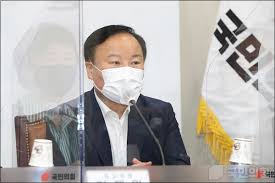 보수진영 인사인 장성철 공감과논쟁 정책센터소장이 19일 얼마 전 윤석열 전 검찰총장과 처, 장모의 의혹이 정리된 일부의 문서화된 파일을 입수했다며 윤 전 총장에게 많은 기대를 걸었지만. Z3j1alllb8bl M