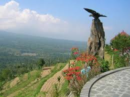 Sebab suasana yang asri, dengan pemandangan yang hijau dan bentuk dataran yang berliku. Menikmati Pemandangan Alam Pegunungan Di Ketep Pass Jamelatour 081578781230