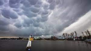 Odmiana ta występuje zwłaszcza przy chmurach stratocumulus i cumulonimbus u ich podstawy lub. Komorka Konwekcyjna I Chmury Mammatus Nad Poznaniem 05 03 2019 4k Youtube