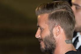 Tagli di capelli in stile militare, altri invece con delle rasature che riportano delle pettinature vintage e che costituiscono il corollario dei … Taglio Di Capelli Uomo Stempiato Rasato Con Riga Lato David Beckham Piu Vivi
