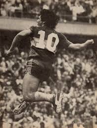 Con eso, el xeneize se ponía 4 a 2 y ya no le daba chances matemáticas al. 1 De Marzo De 1981 En La Bombonera Puno Cerrado Grito De Gol Maradona Y Su Clasico Festejo Segunda Fec Fotografia De Futbol Diego Maradona Fotos De Futbol