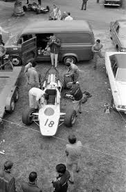 mechanics work on jo schlesser s honda ra302 in the paddock グランプリ クラシックカー ホンダ f1