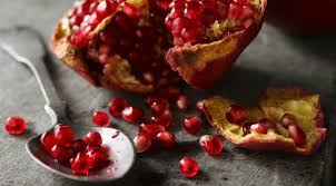 Lascia immergere la frutta nell'acqua per almeno cinque minuti. Come Mangiare E Sbucciare Il Melograno