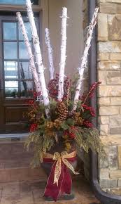 J'ai récupéré le tronc d'un bonsaï d'1 mètre de haut (je savais bien que je l'utiliserai mais je n'avais pas vraiment d'idée précise). Pin By Jeanne Chagnon On Christmas Christmas Decorations Diy Outdoor Christmas Door Decorations Christmas Arrangements