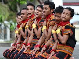 Pada level dasar, pola lantai jenis ini dilakukan dengan cara duduk atau berbaring. Tari Saman Harmonisasi Gerak Penuh Pujian Indonesia Kaya